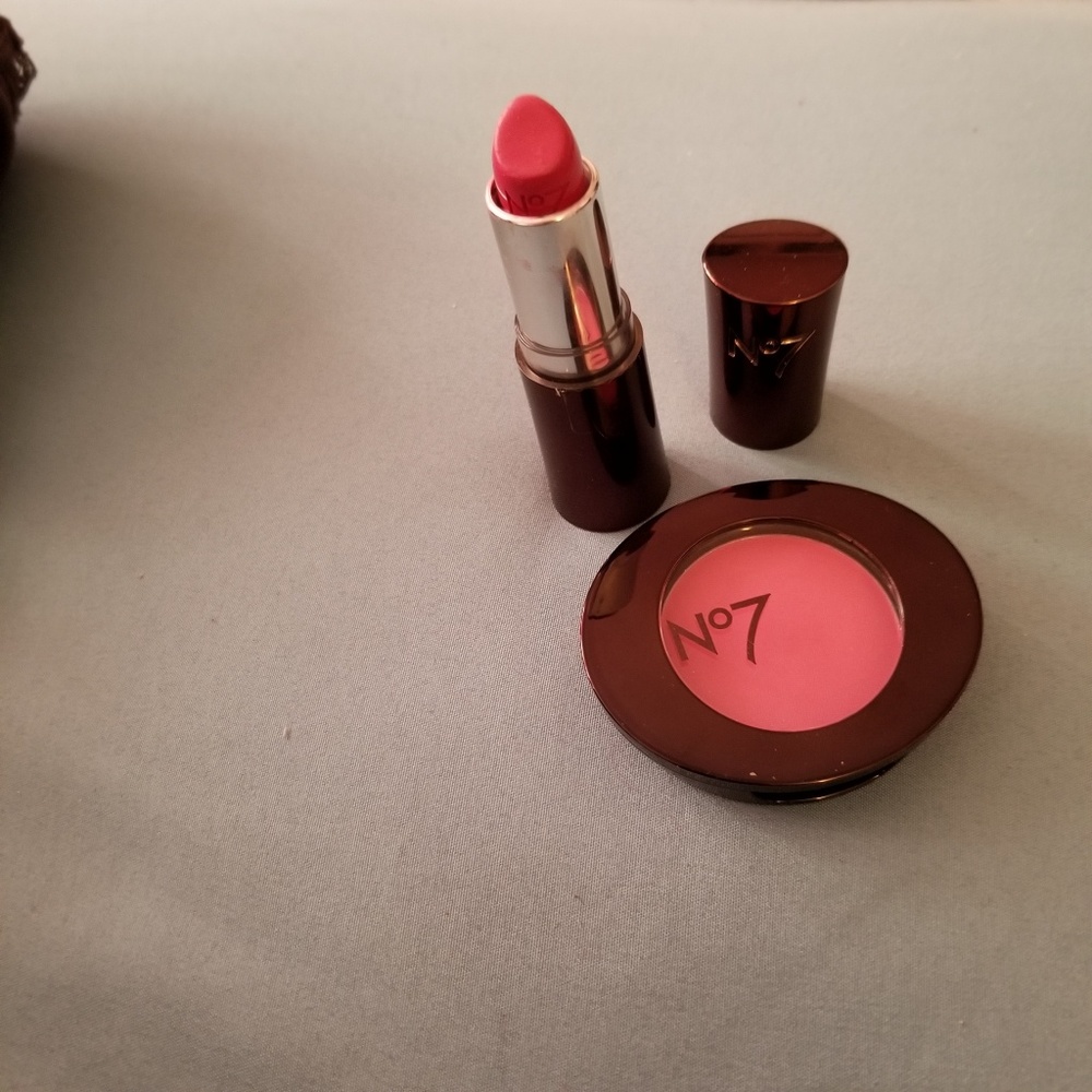 New Amazing bundel of 2 No 7  makeup products